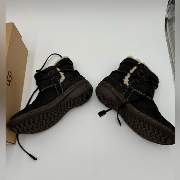 UGG - Cove Black suede, lined ankle boots - size 7 - in Box - Picture 9 of 9